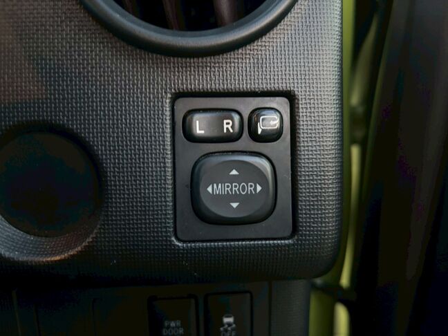 ミラーの角度調整や電動格納機能も問題なく作動します。スイッチ類に文字の剥がれもなく、大切に扱われてきたことがわかります。【スペイド】